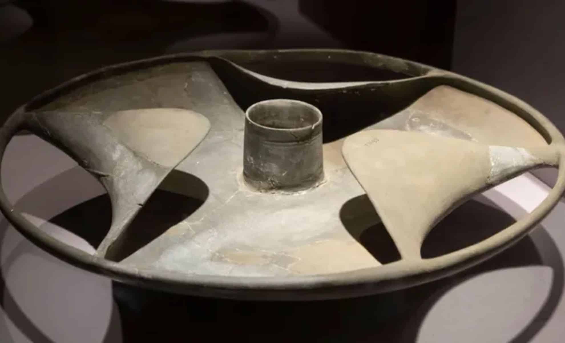 Featured image for Ancient Egyptian Artifact Mystifies Scientists, Sparks Alien Technology Theories