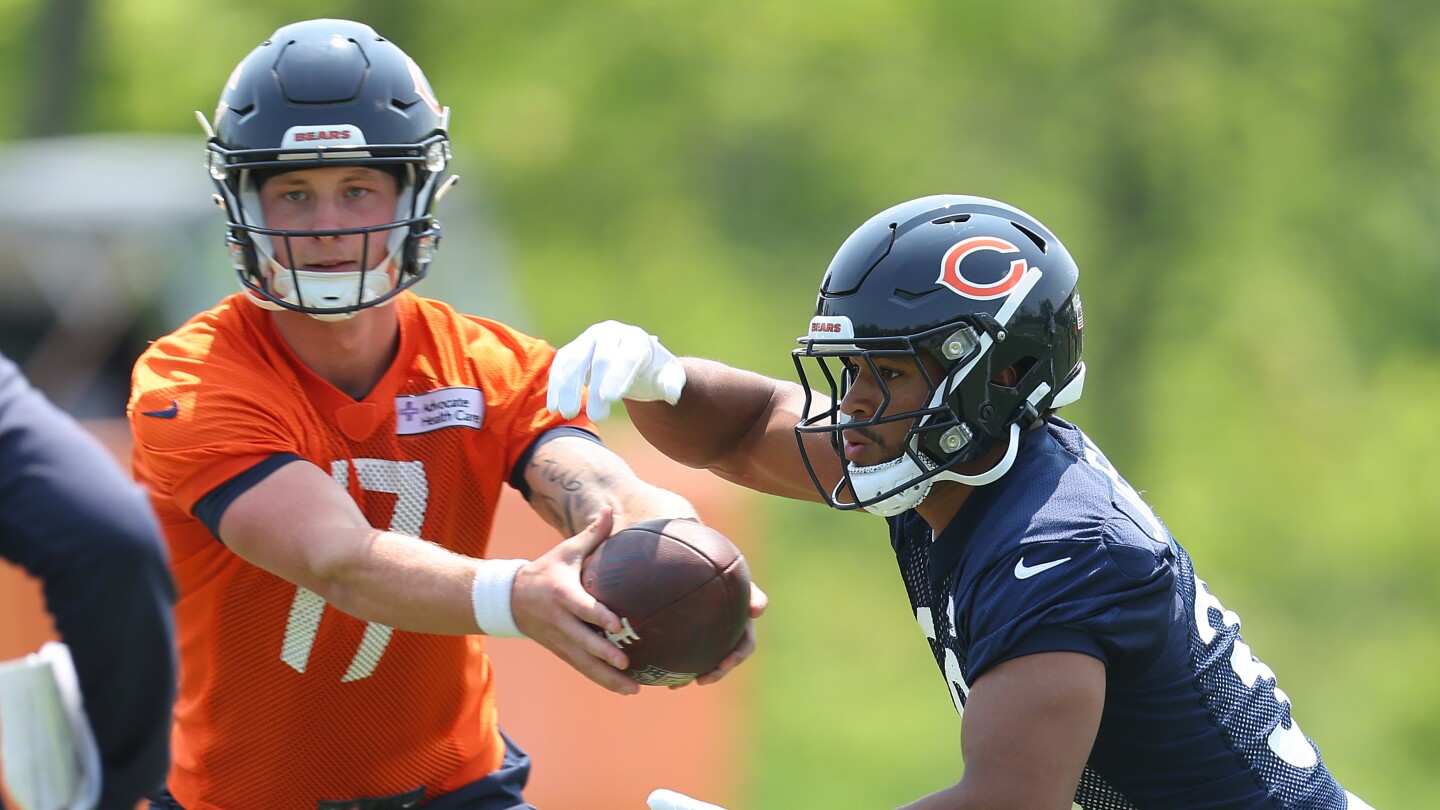 "Former QB Roschon Johnson's Advantage in Bears RB Competition"