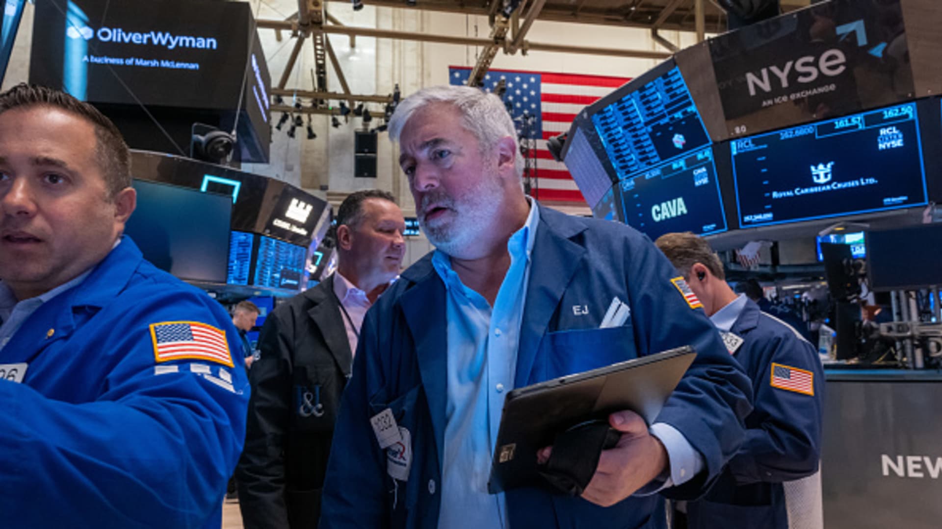 "Potential Fed Rate Cut Sparks Economic Speculation"