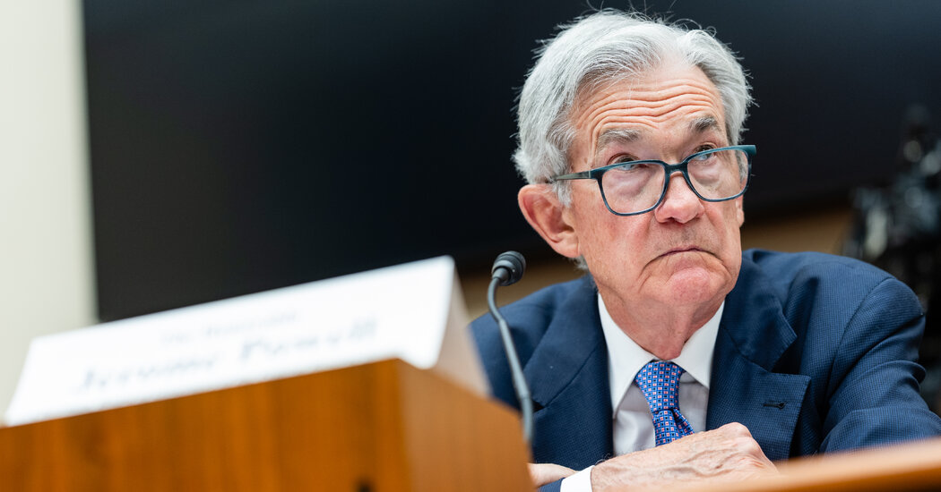 Fed Minutes Reveal Divided Views on Rate Cuts and Inflation Impact