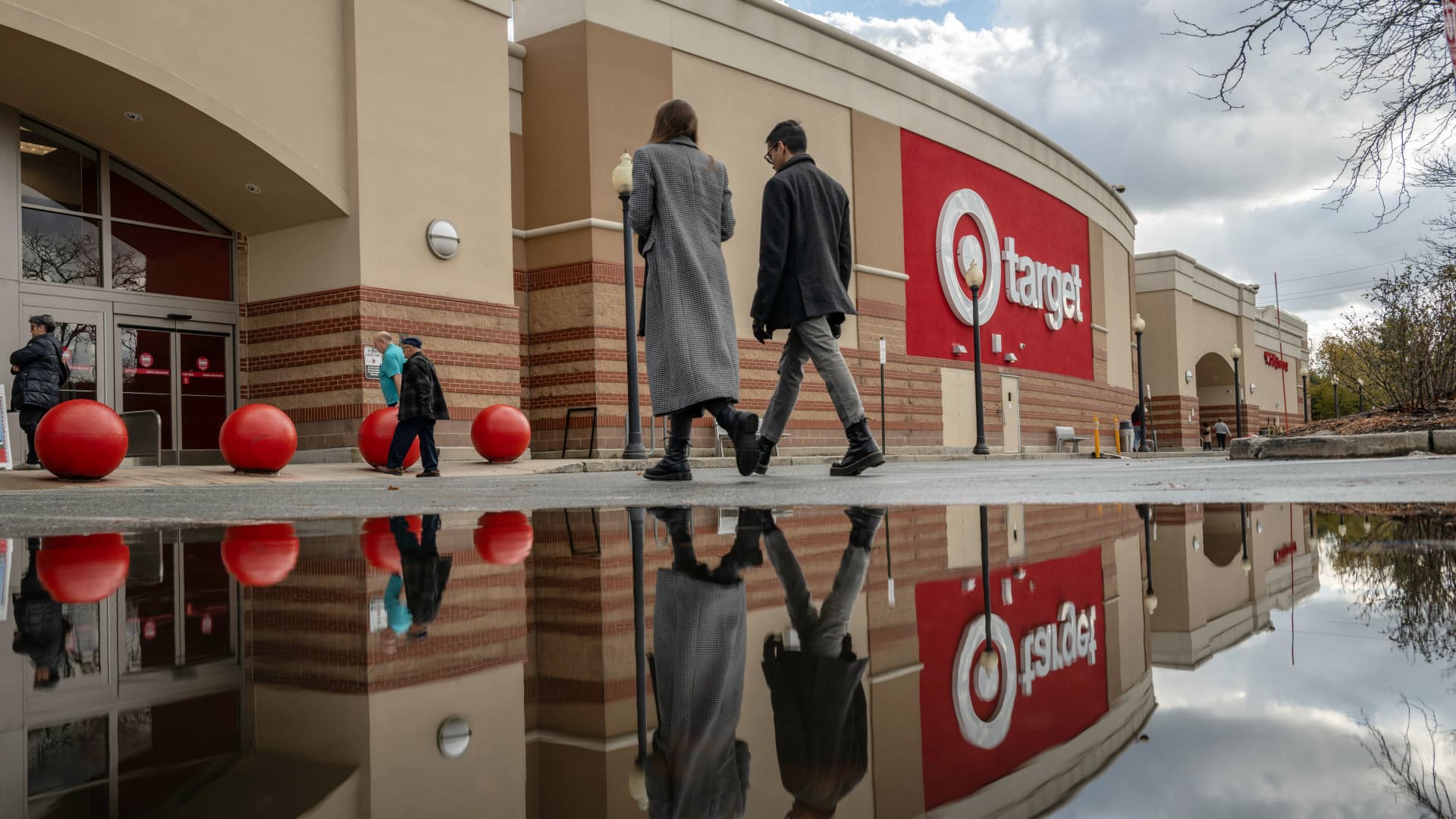 Top Retailers Gain Edge as Holiday Shopping Season Begins