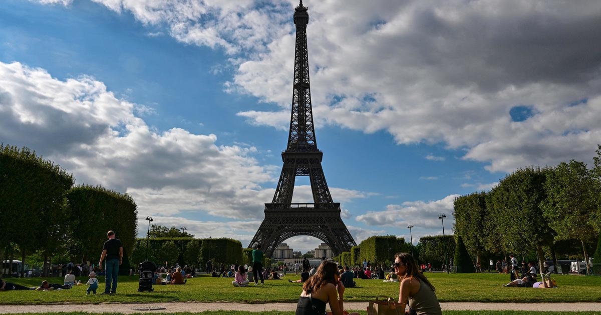 Featured image for American Tourists Caught Sleeping on Eiffel Tower After Night of Partying