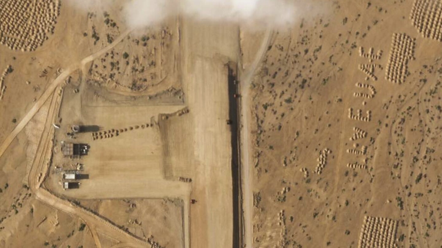 Featured image for "I LOVE UAE" Sign Appears Next to Airstrip Under Construction on Yemeni Island