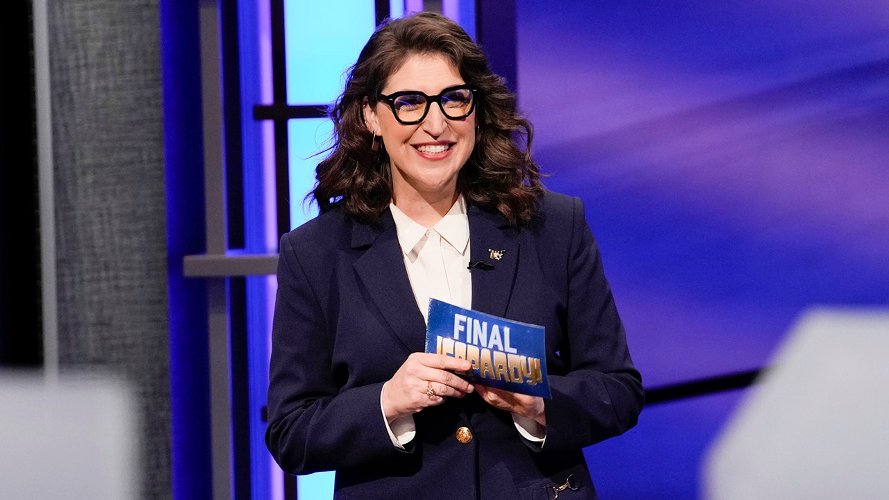 'Jeopardy!' Producers Criticize Mayim Bialik Amid Fan Backlash