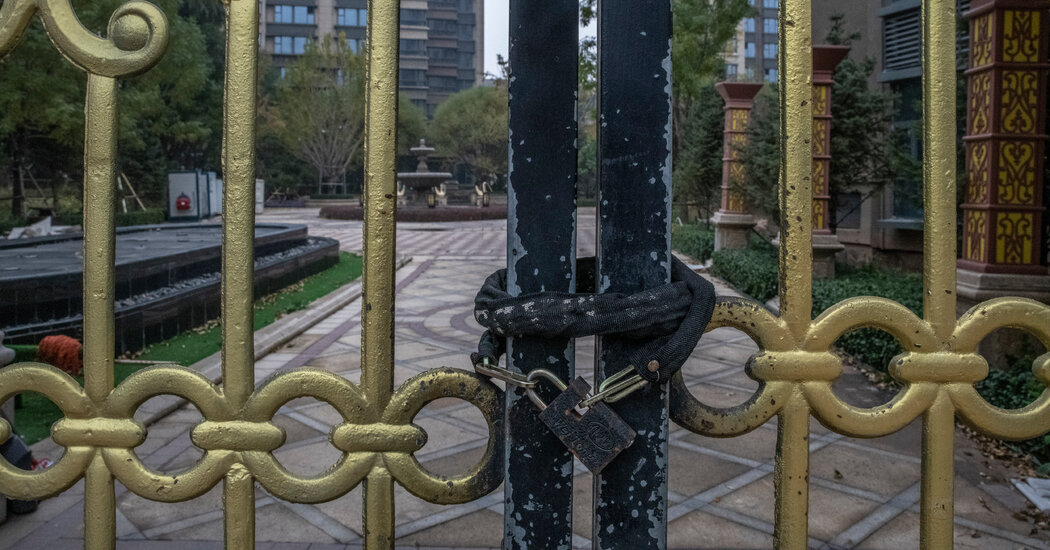 Featured image for Evergrande Chairman Under Police Surveillance, Trading Suspended