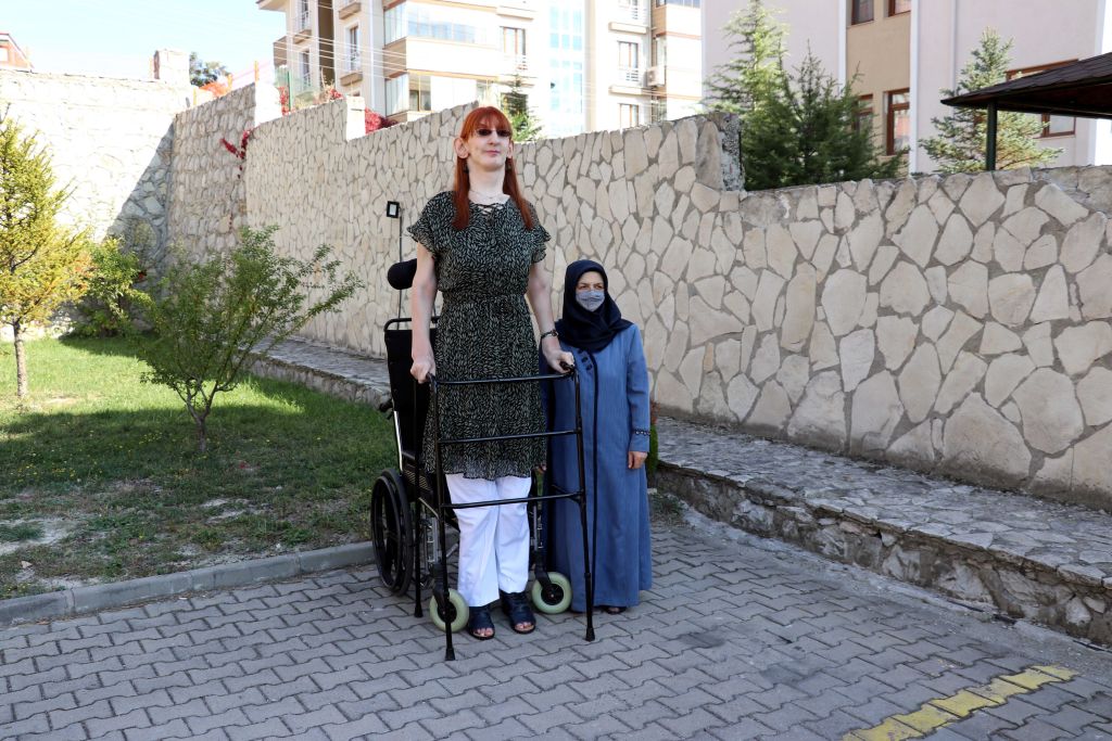 World's Tallest and Shortest Women Share Record-Breaking Tea