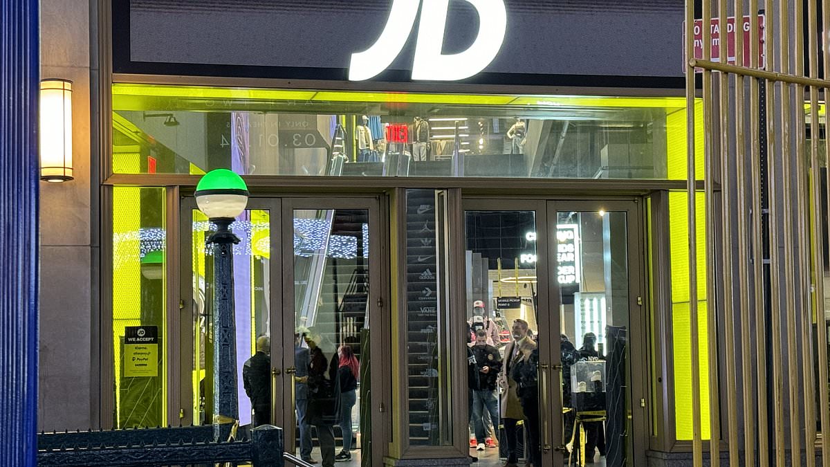 Times Square Shoplifter Shoots Tourist, Injures Bystander