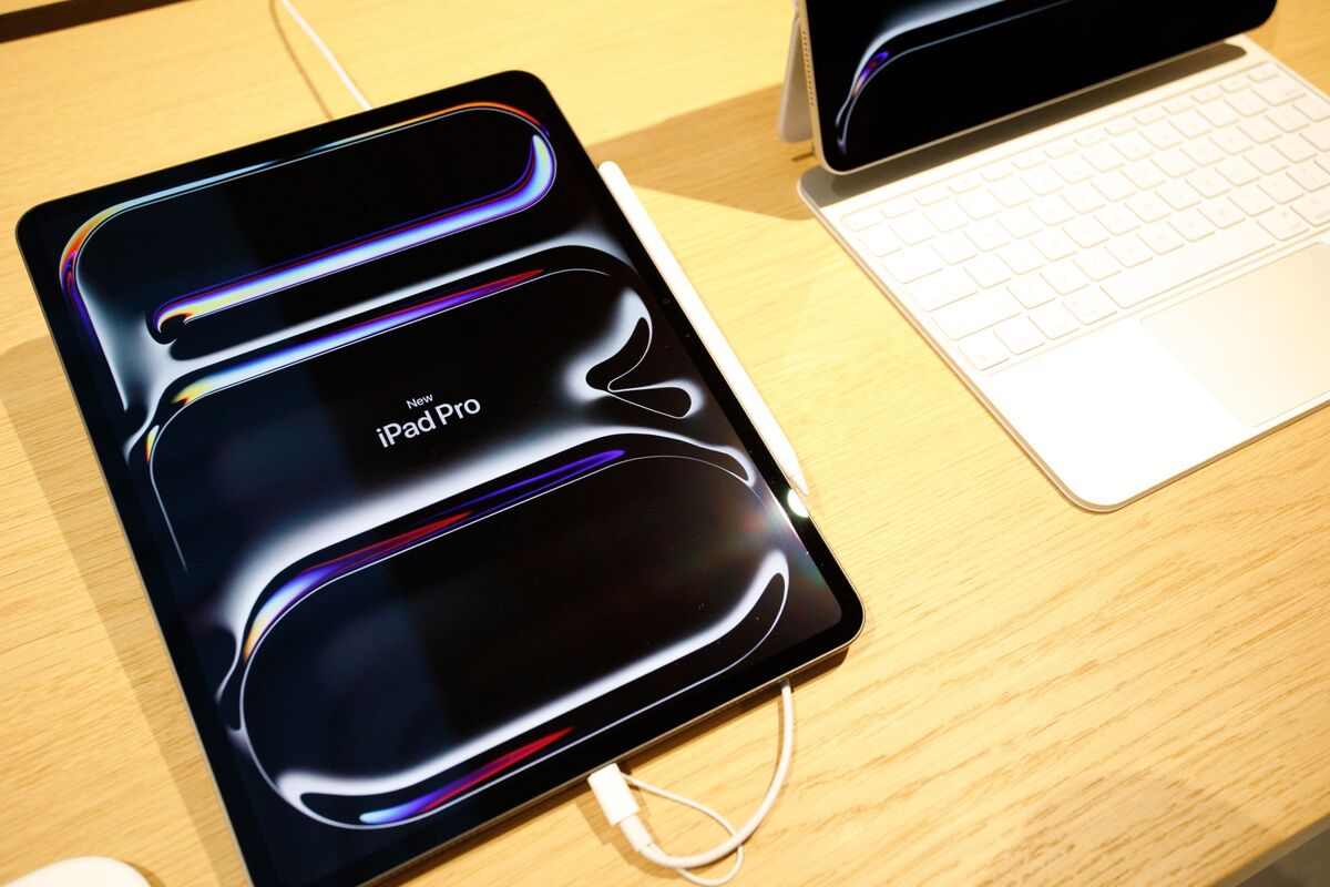 Featured image for Apple's M5 Chip Boosts AI and Performance, Outperforms Competitors