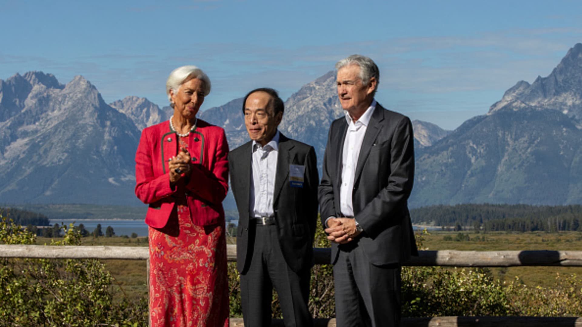 "Global Markets React to Powell's Rate Hike Signals and Duty Cuts"