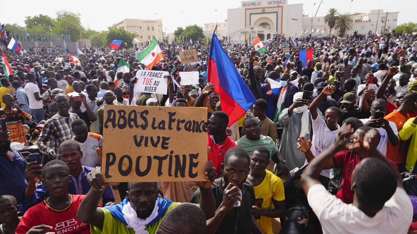 Niger's Coup Supporters Rally with Russian Flags, France and EU Cut Financial Support