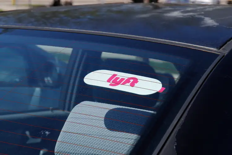 Featured image for Lyft Shares Fall Amid Revenue Miss and Competitive Pressure