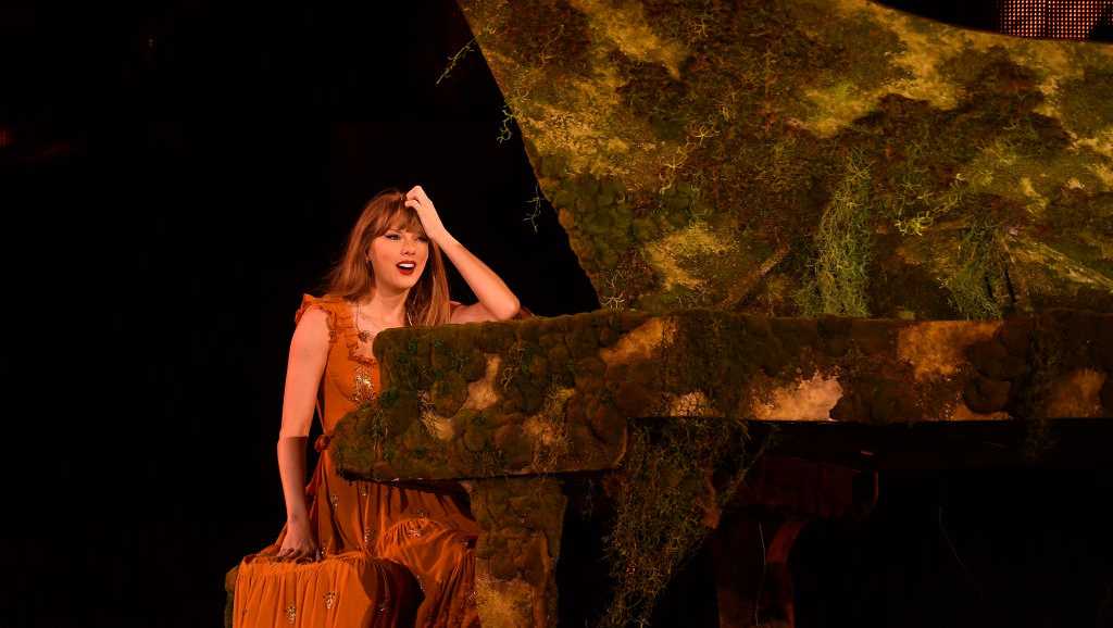 Taylor Swift's Affectionate Gesture Towards Travis Kelce Sparks Fan Frenzy