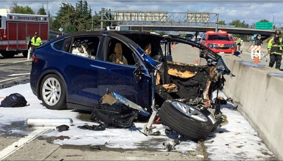 "Trial to Examine Tesla's Autopilot in Fatal Apple Engineer Crash"