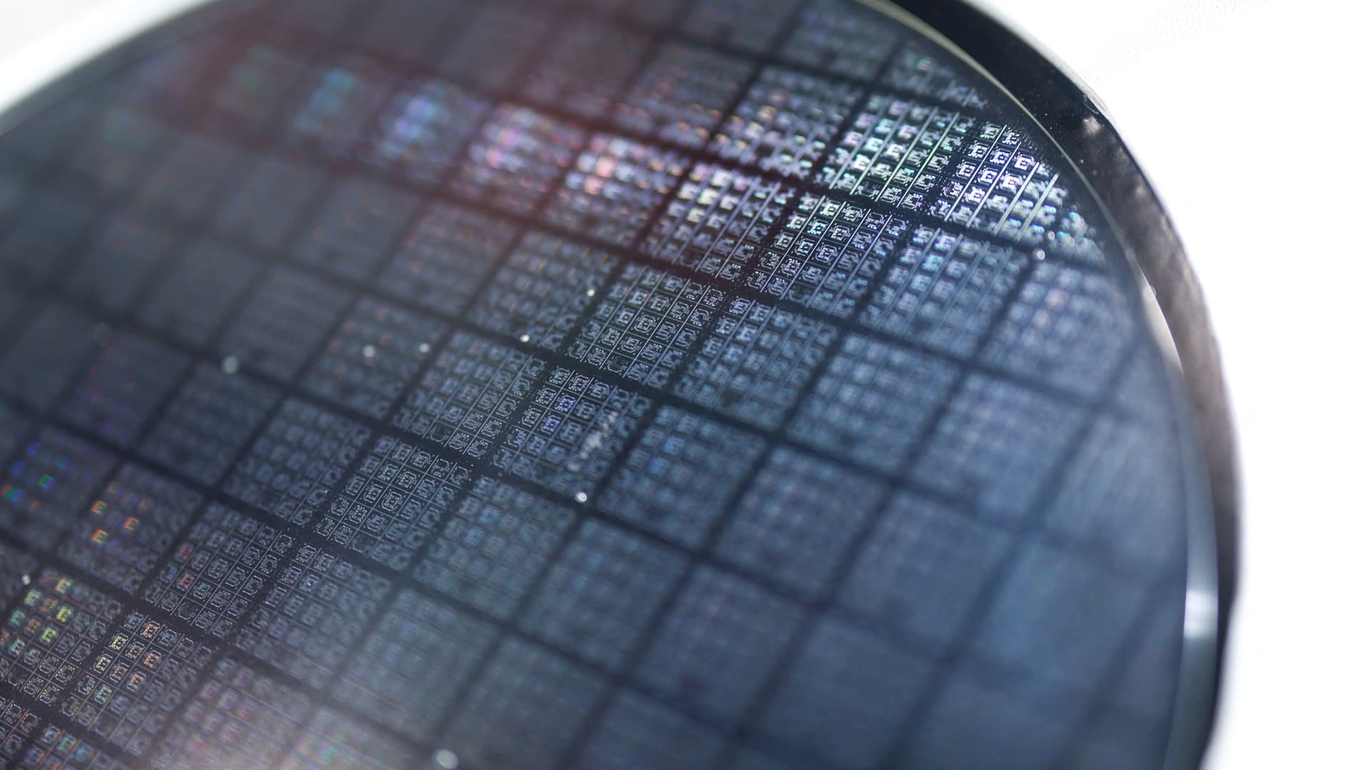 Trump's 100% Chip Tariffs Impact Global Tech Giants and Markets