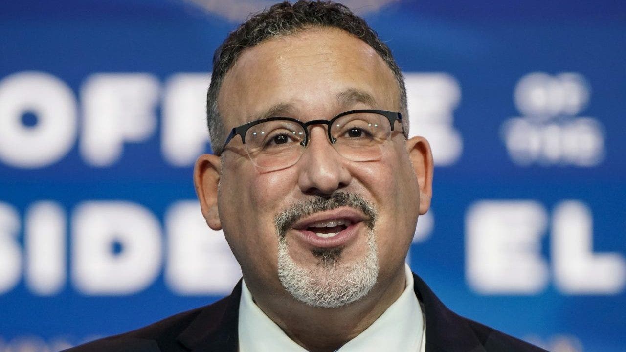 Featured image for US Education System Faces Crisis as Civics and History Scores Hit Record Lows.