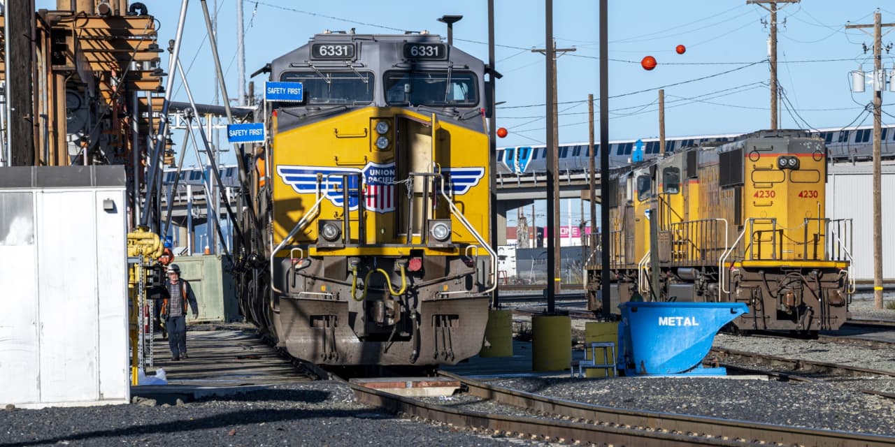Union Pacific's Mixed Earnings Report Reflects Economic Slowdown and Operational Improvements.