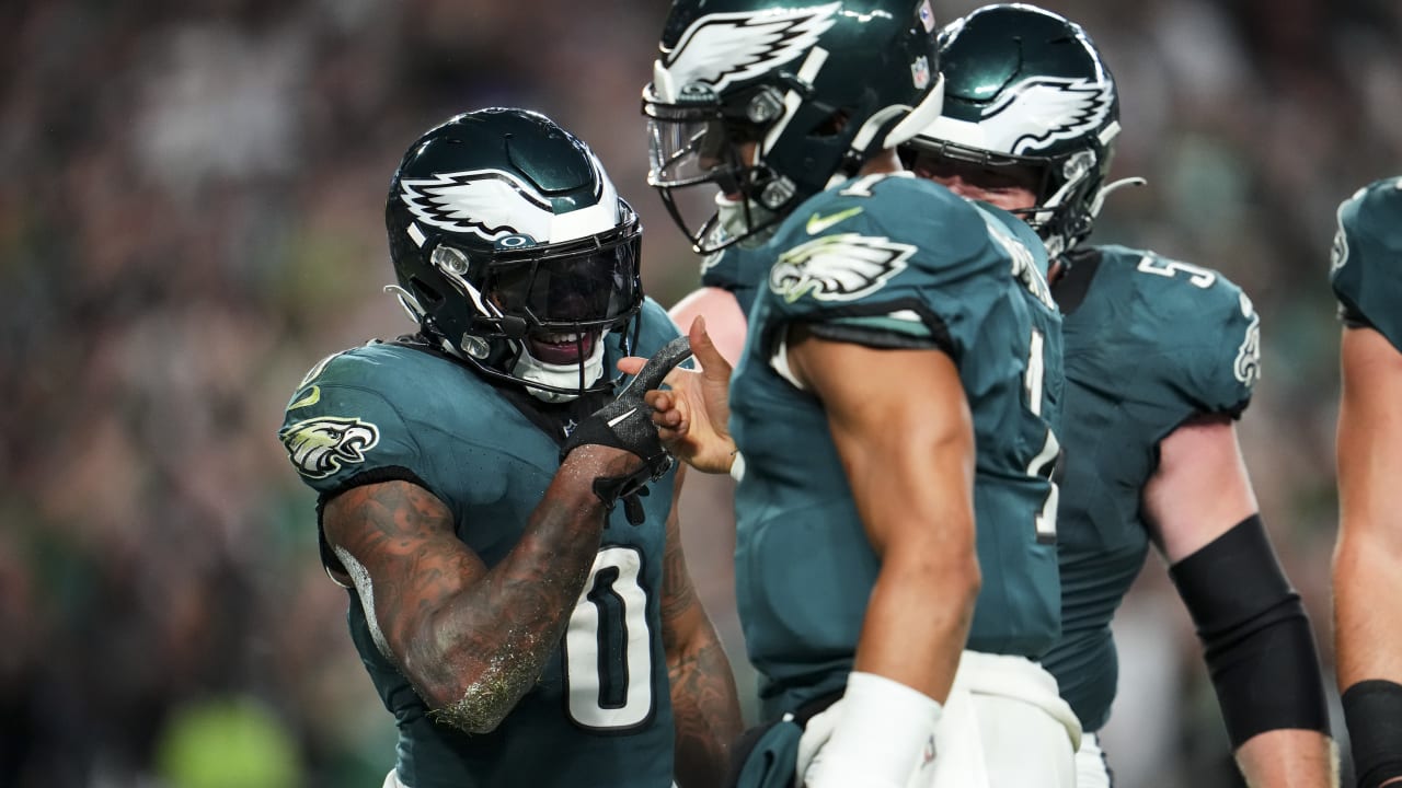 "D'Andre Swift's Career Night Propels Eagles to Victory over Vikings"