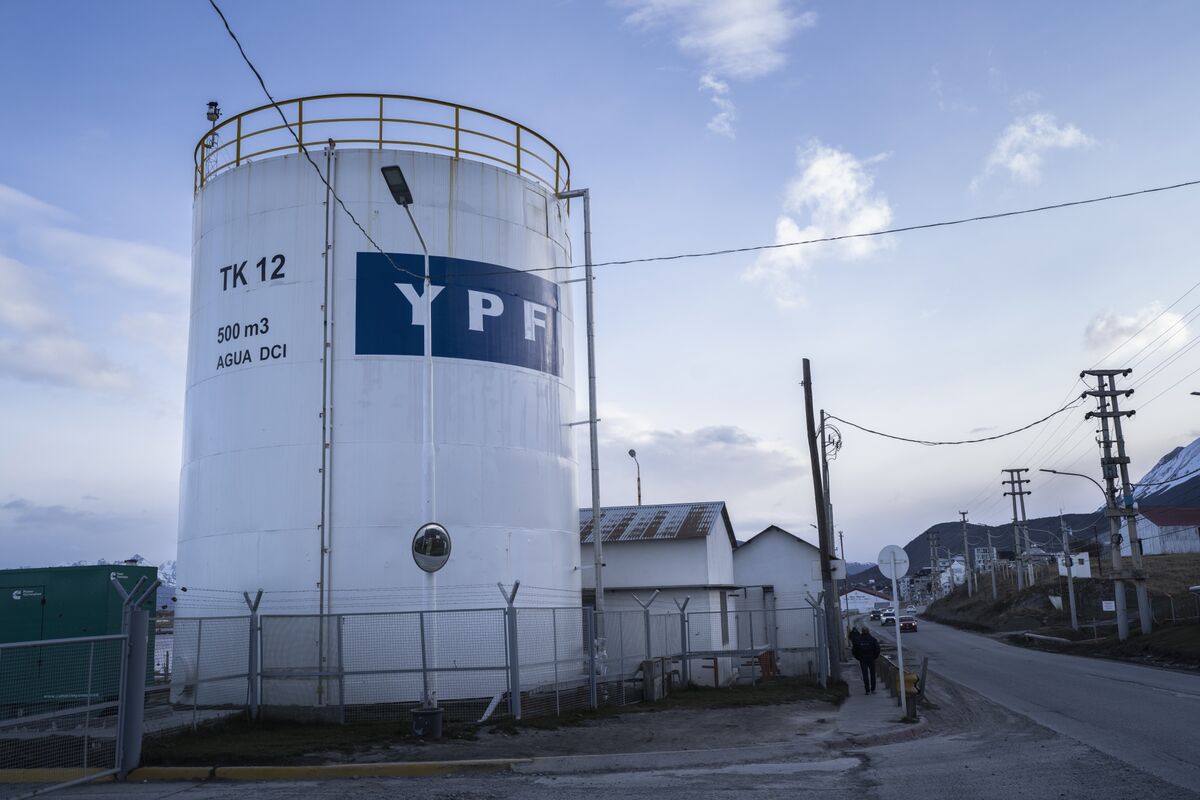 US Judge Orders Argentina to Sell 51% Stake in YPF