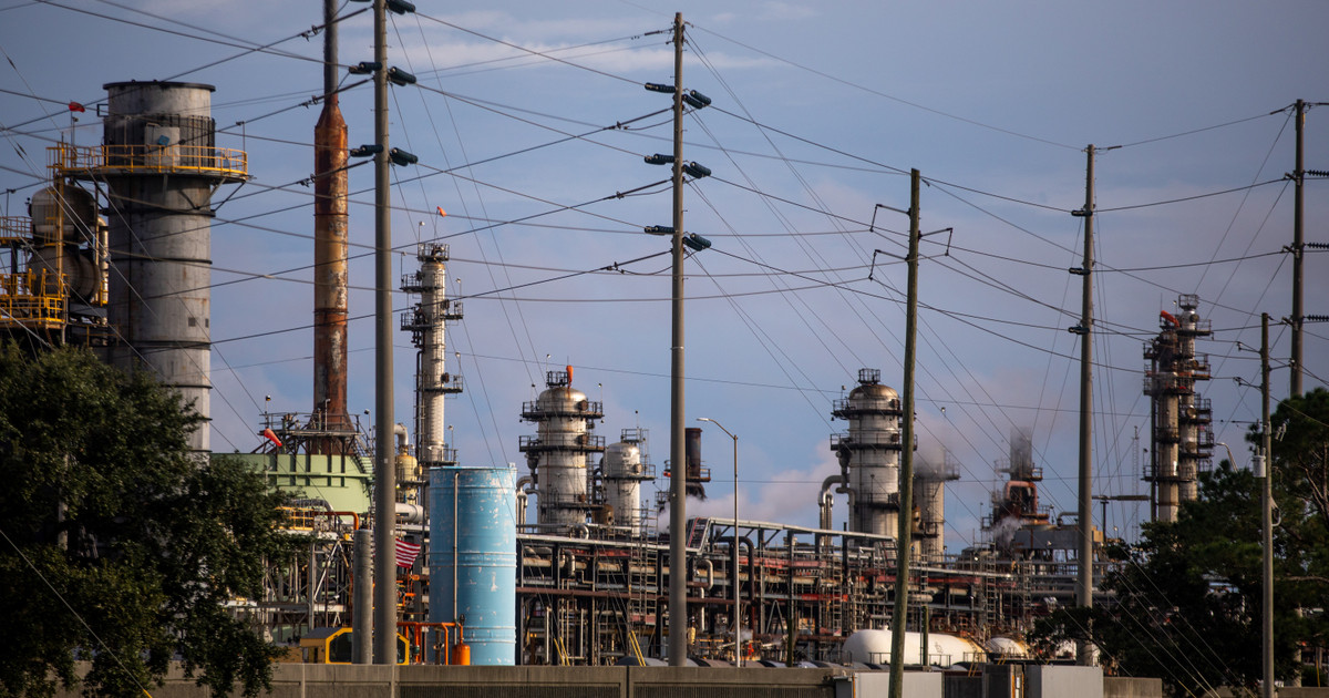 Featured image for EPA Under Fire for Approving High-Risk Plastic Fuel and Refinery Water Pollution