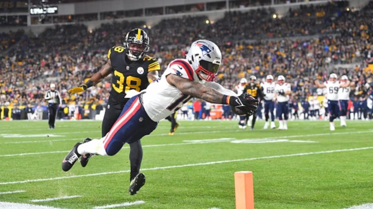 Patriots' Ezekiel Elliott Turns Back the Clock in Upset Win over Steelers