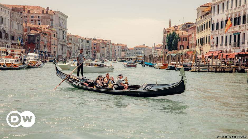 Featured image for "Venice Implements Ban on Large Tourist Groups and Use of Loudspeakers"