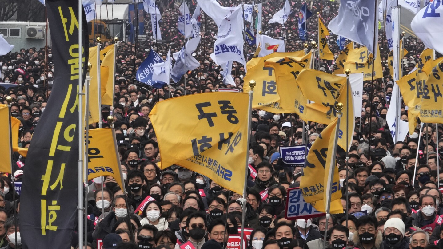 Featured image for South Korea Plans License Suspensions for Striking Doctors