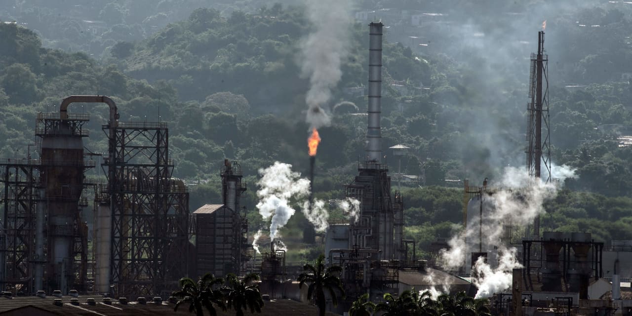 "2023 Oil Slump Sets Stage for Potential Energy Market Rebound in 2024"