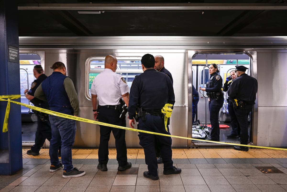 Featured image for Ex-Marine identified as perpetrator in fatal subway chokehold incident.
