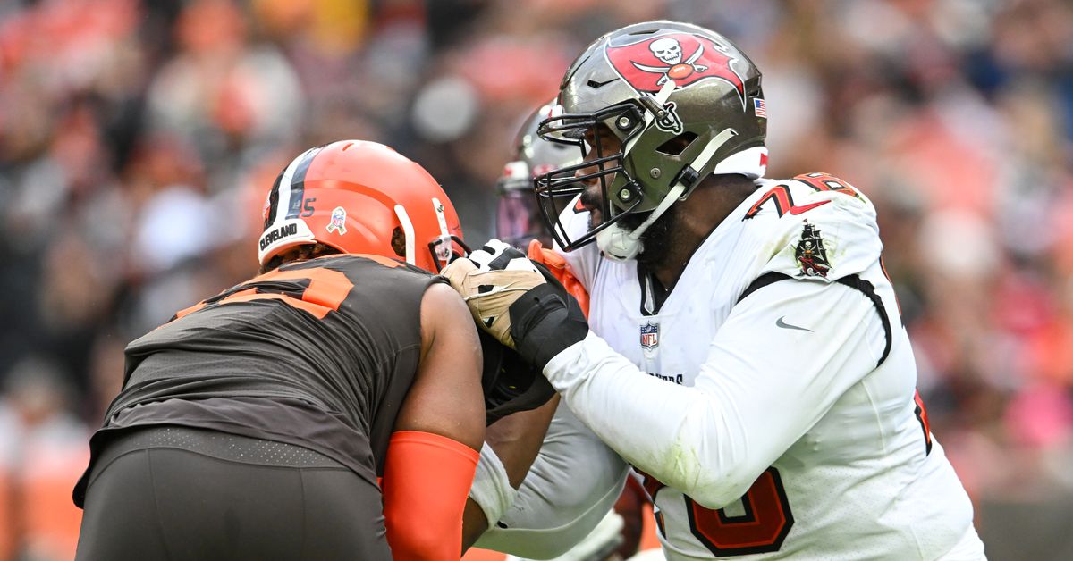 Featured image for Chiefs sign former Bucs LT Donovan Smith in free agency.