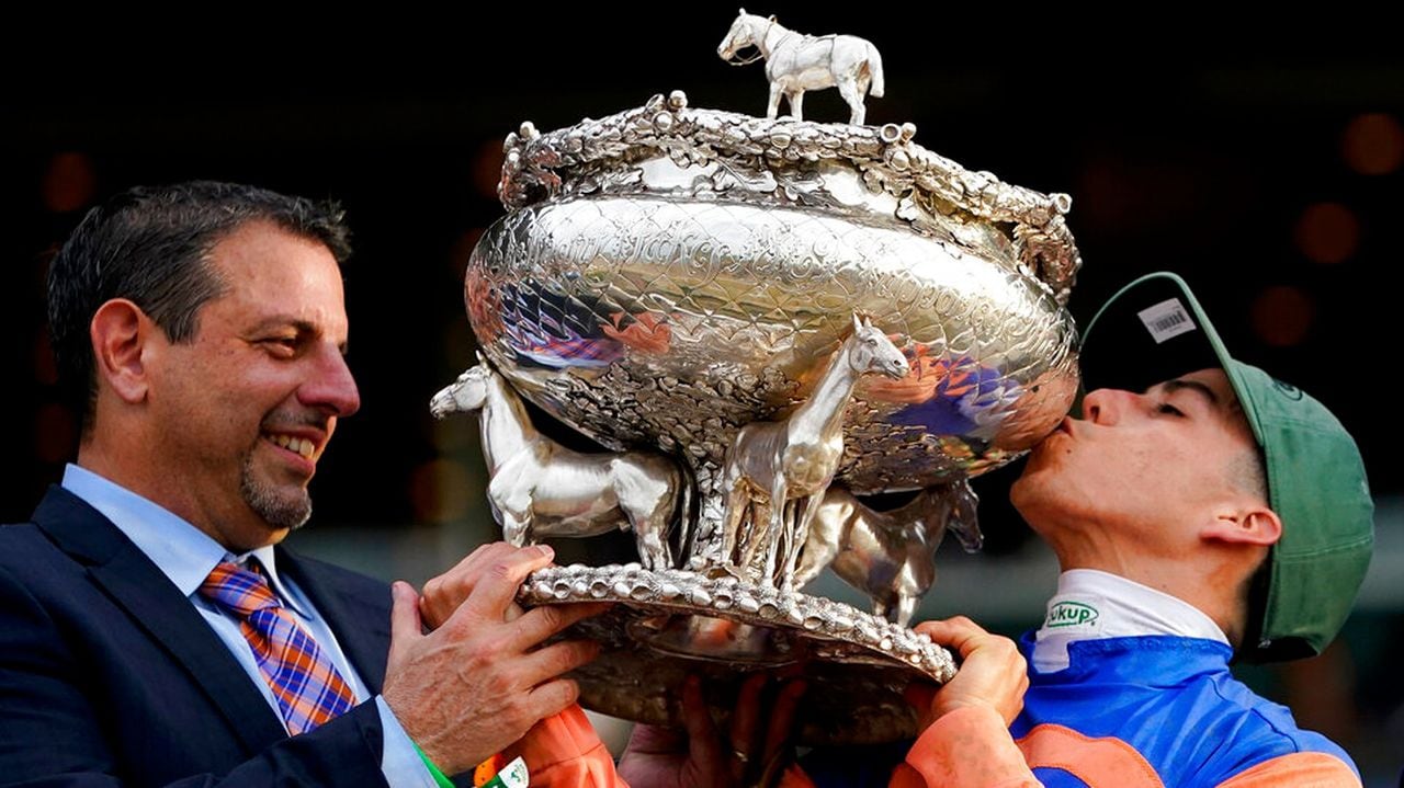 "Mike Repole's Generous NIL Donation and Rick Pitino's Apology Shake Up St. John's Basketball"