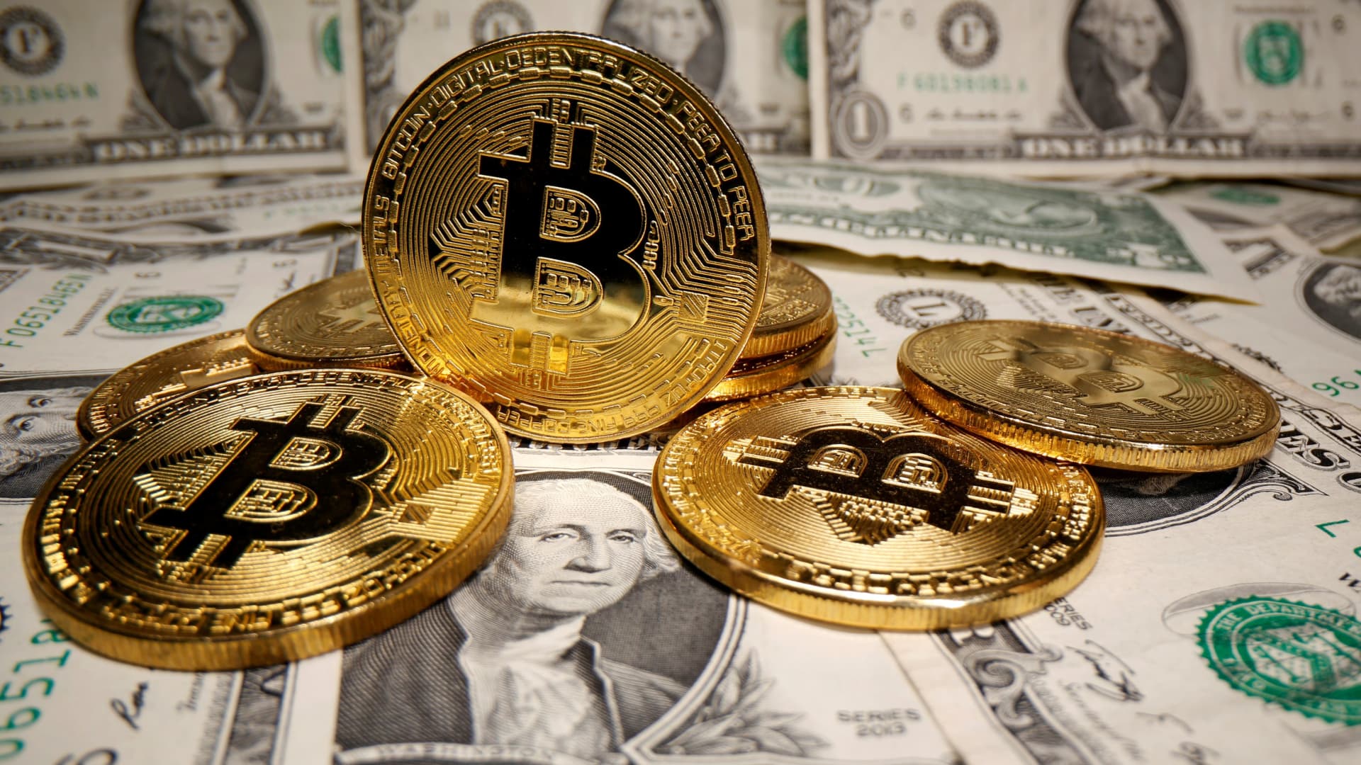 Bitcoin and Ether struggle amidst debt ceiling concerns.
