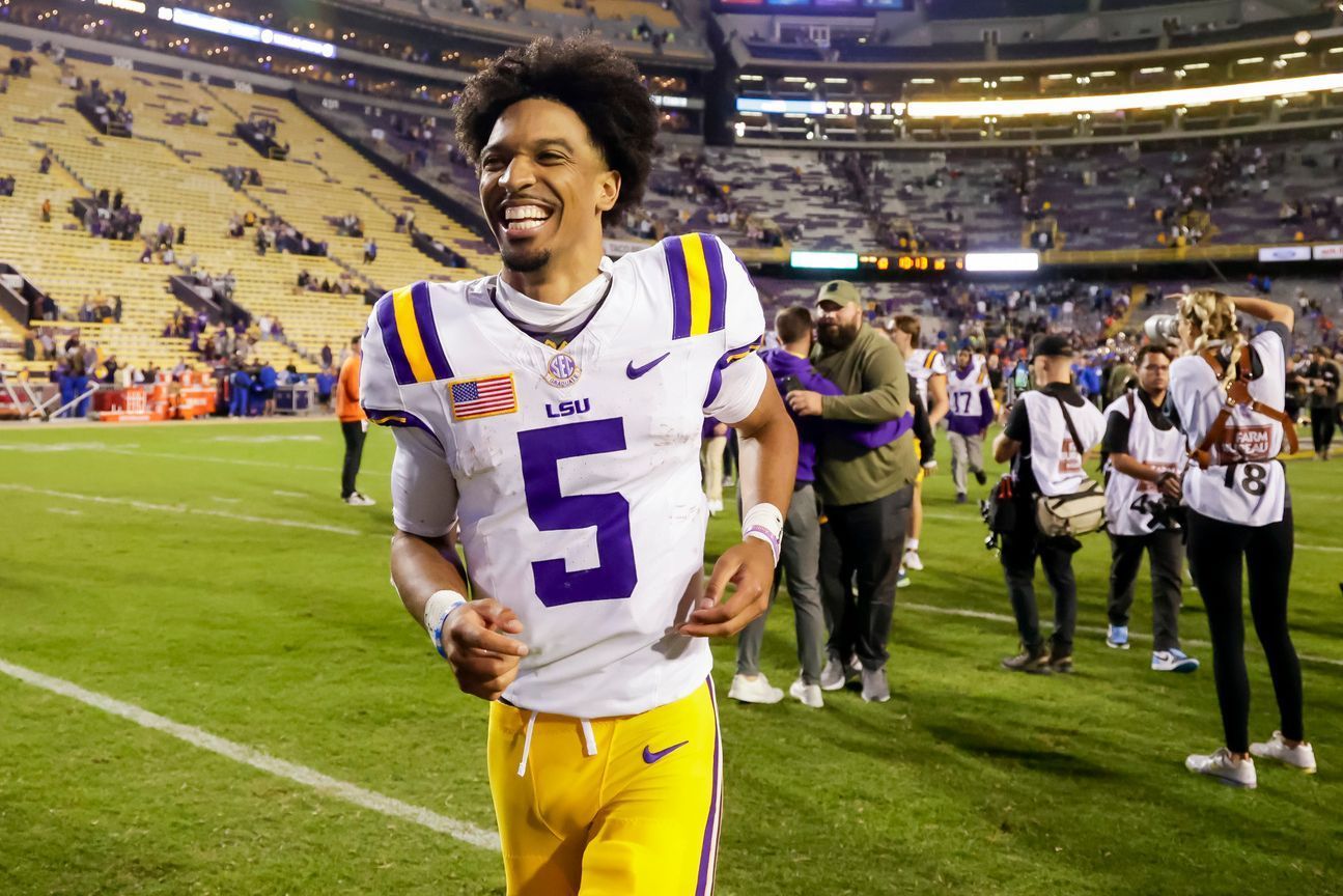 Featured image for "LSU's Jayden Daniels: The Heisman Trophy Winner of 2023"