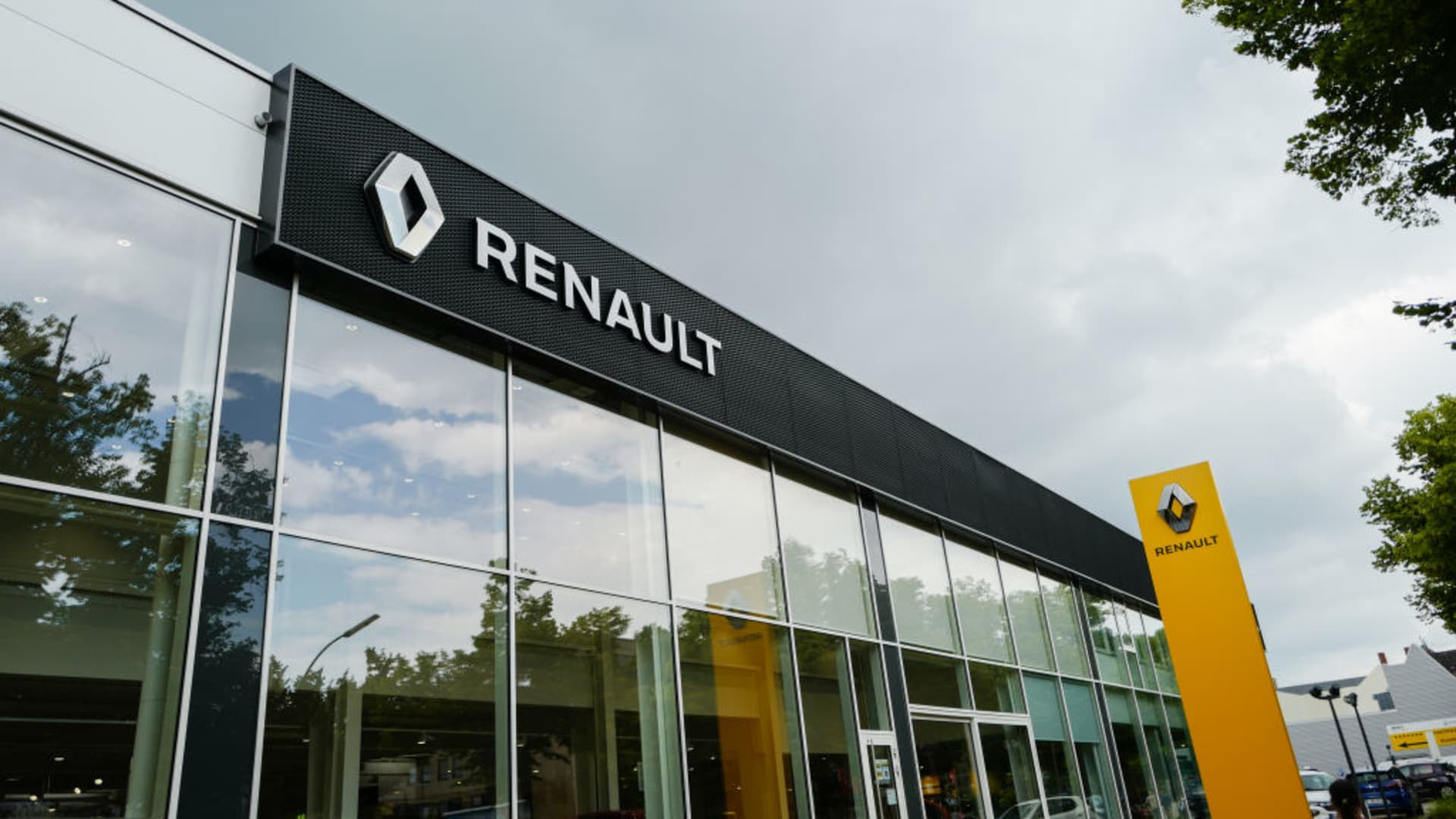 Featured image for Renault's Shares Soar 7% on Plans for Dividend Hike and Profit Turnaround