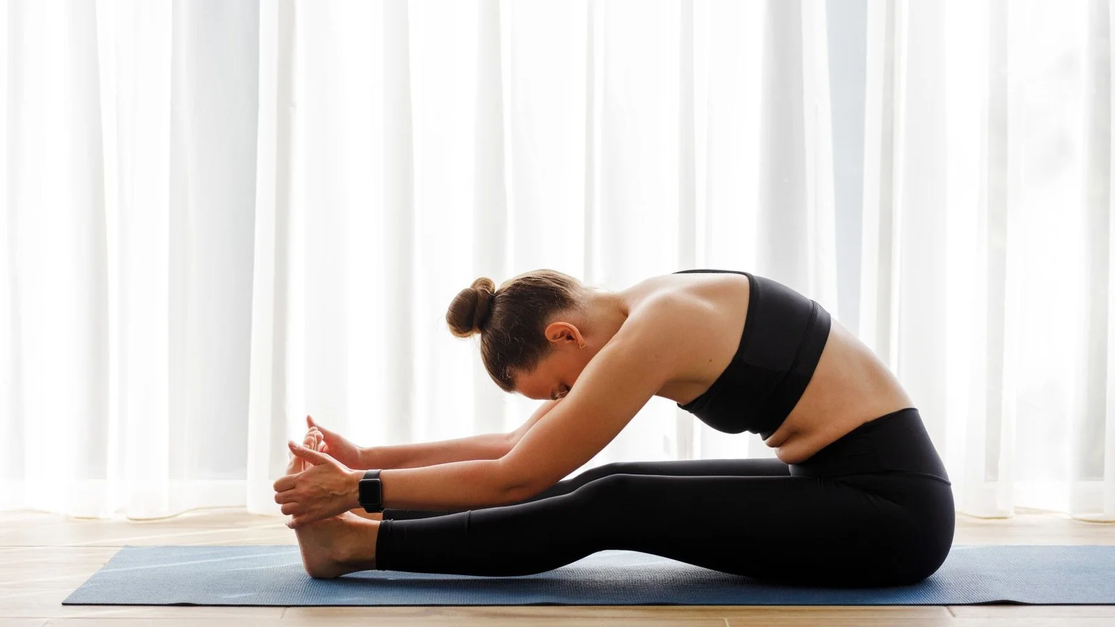 Featured image for Trying 3 Pilates Moves Instead of Sit-Ups Boosts Core and Spinal Health