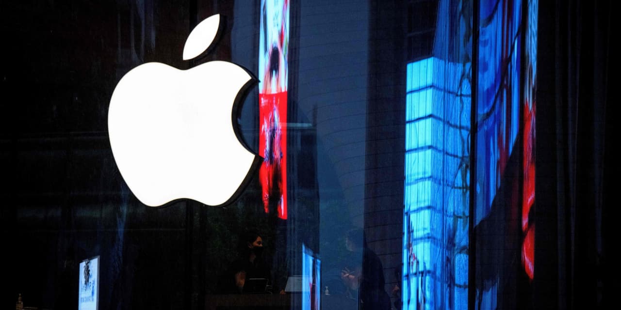 Moody's warns banks of Apple's high-yield savings account launch.