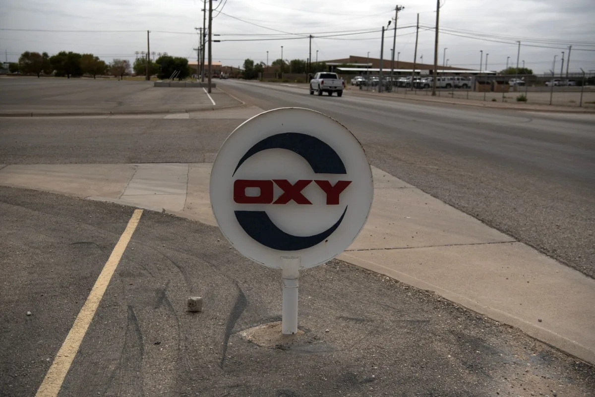 Featured image for Buffett Invests $590 Million in Occidental Petroleum's Acquisition