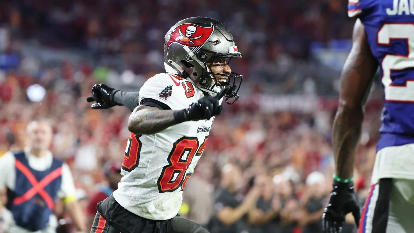 Featured image for Week 8 Fantasy Football: Wide Receiver and Quarterback Start 'Em, Sit 'Em Tips