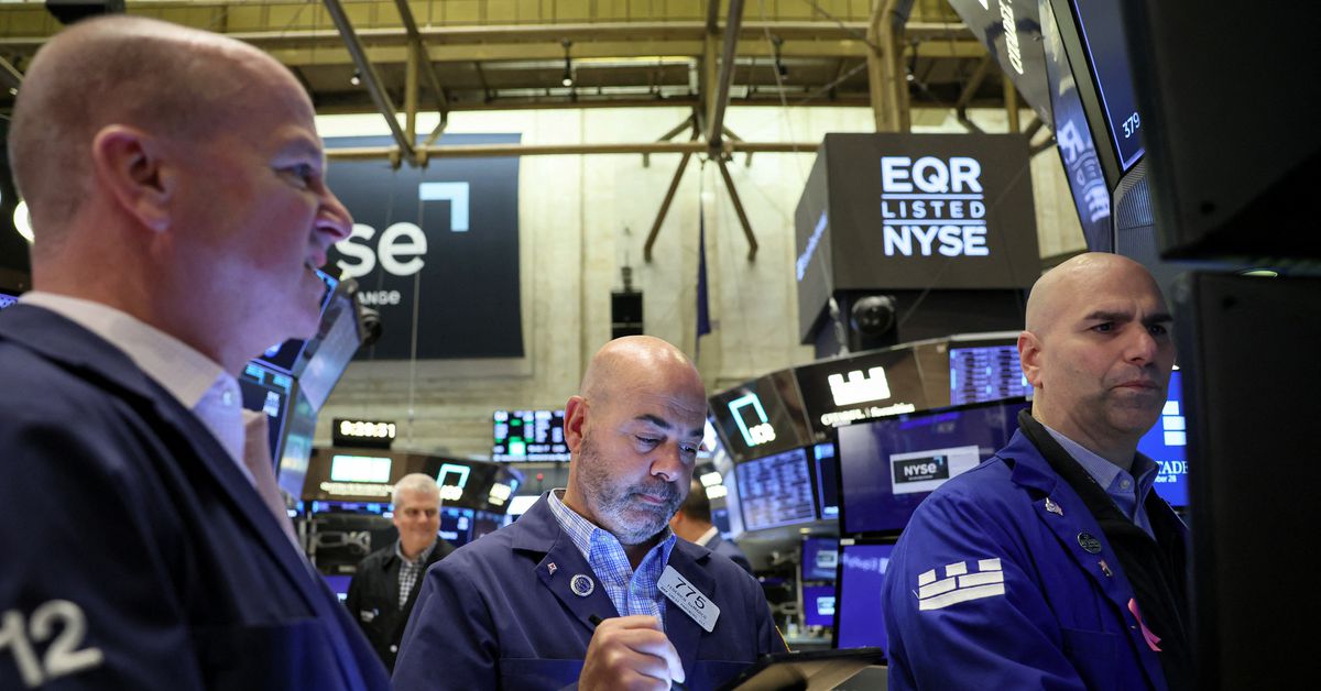 "Yield Surge Ahead of Powell Speech Dampens Wall Street Opening"