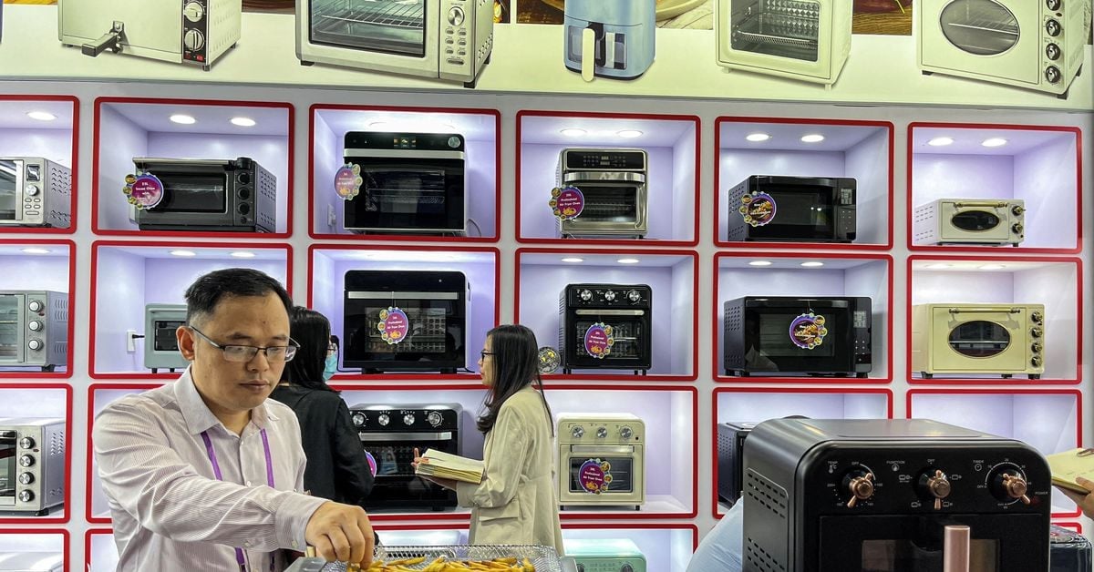 Featured image for Exporters optimistic despite global economic concerns at China's Canton Fair.