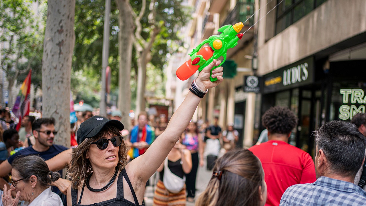 Featured image for European Protesters Use Water Guns to Fight Overtourism