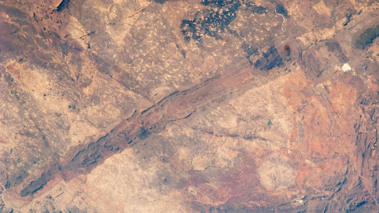Zimbabwe's 2.5-Billion-Year Great Dyke Captured in Space Image