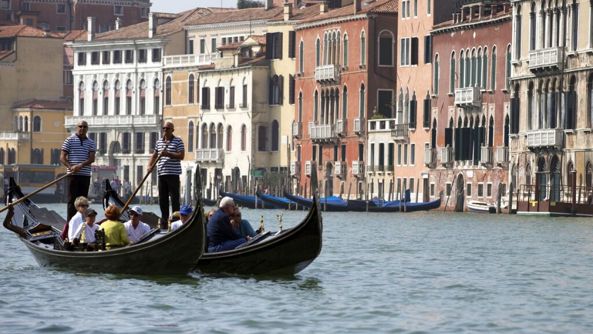 Featured image for "Venice Imposes New Restrictions on Tourist Groups and Noise Levels"