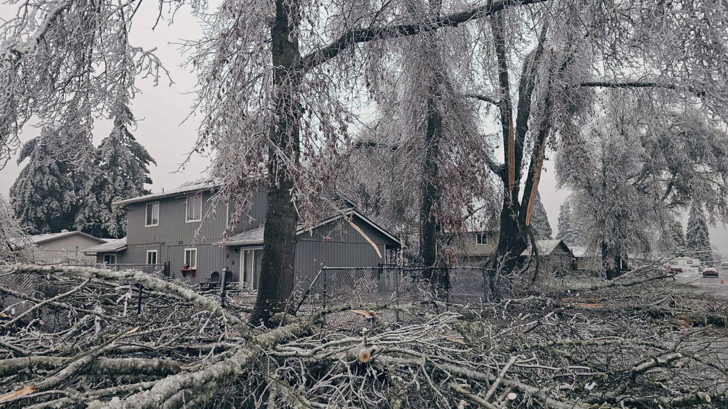 "US Braces for Deadly Winter Storms on Both Coasts"