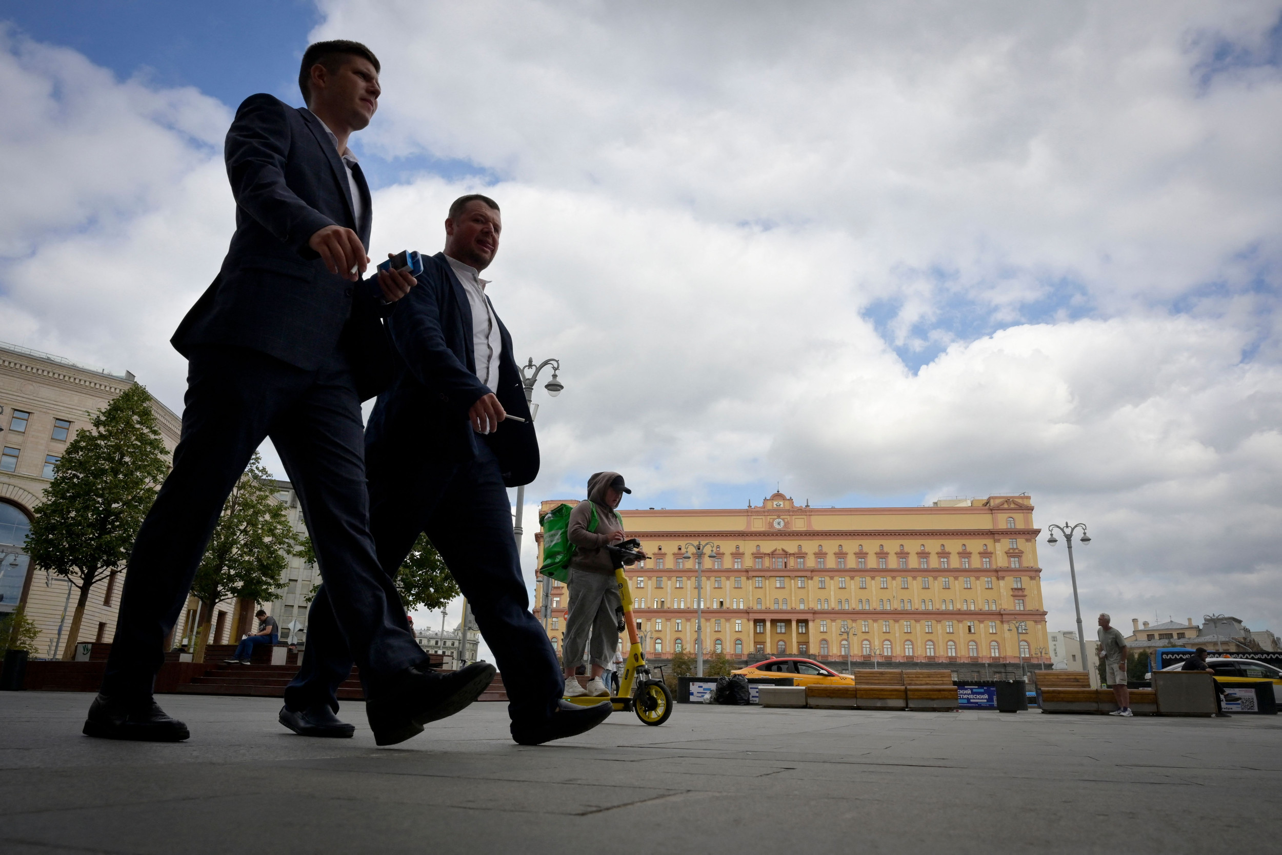 "Russian Pilot Surrenders to US Mission, Ukrainian Commandos Conduct Daring Crimea Raid"