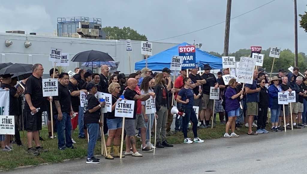Featured image for "Amcor Workers Brave Rain to Picket Union Demands in Des Moines"