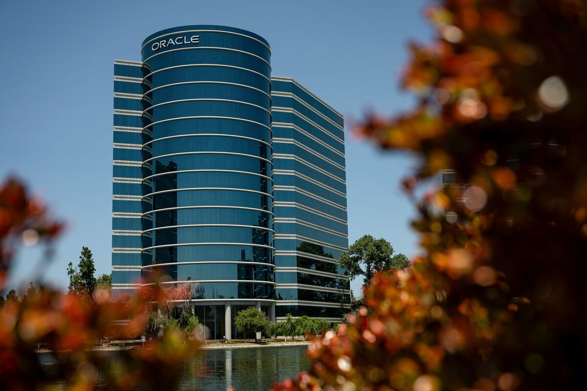 Featured image for Oracle Shares Surge on AI Cloud Growth and Profitability Confidence