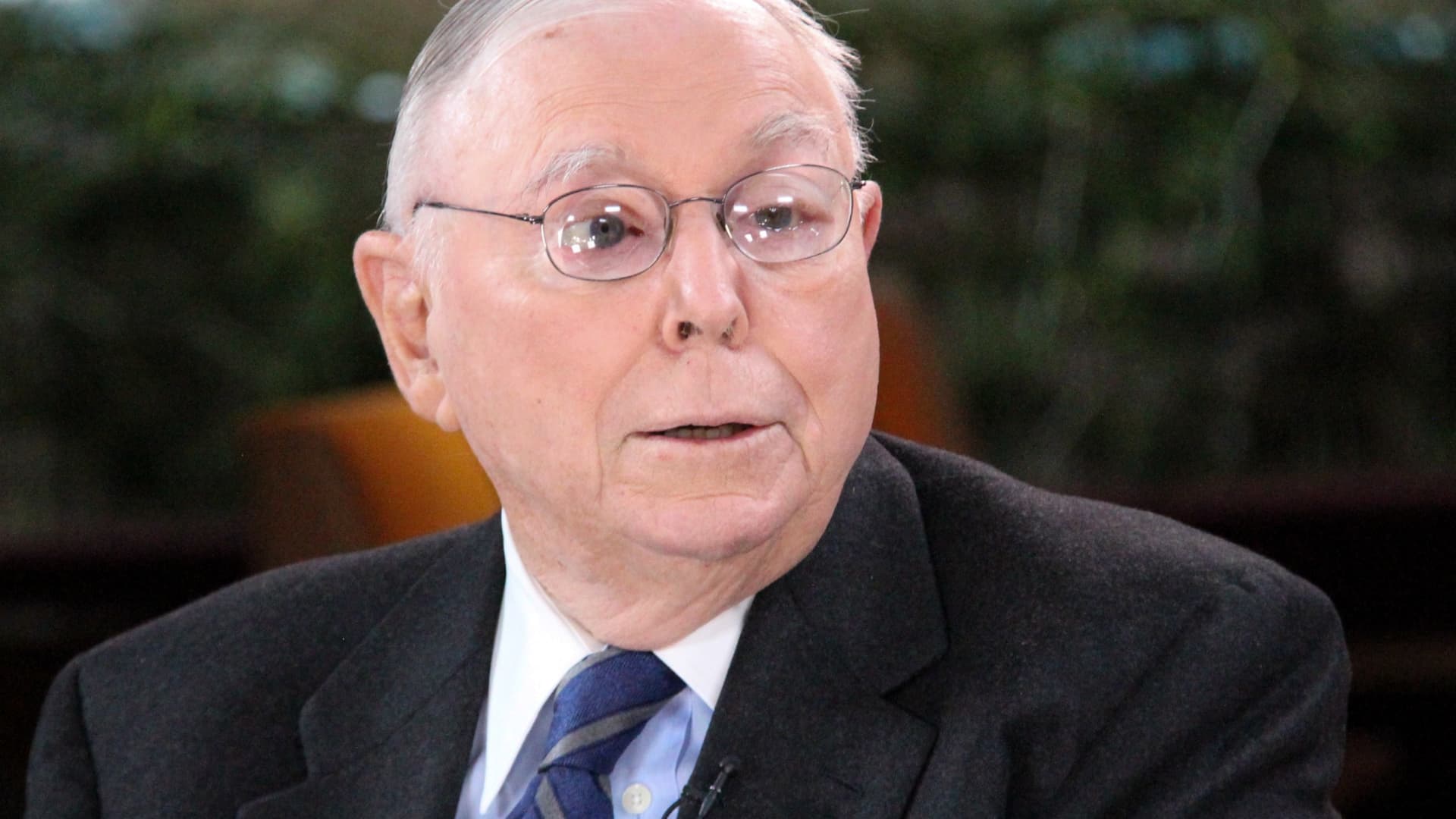 Featured image for Charlie Munger's Wisdom: Lessons on Dealing with Hardship, Regrets, and Investing