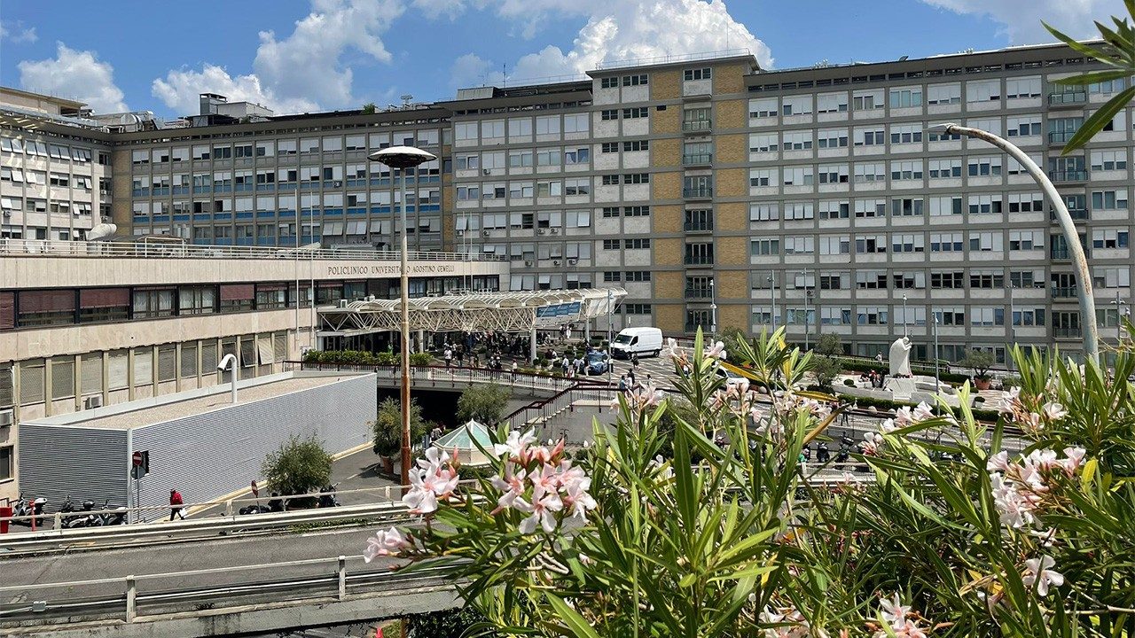 Featured image for Pope Francis undergoes successful three-hour surgery.