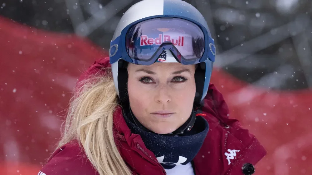 Lindsey Vonn Crashes in World Cup, Knee Injury Clouds Olympic Return