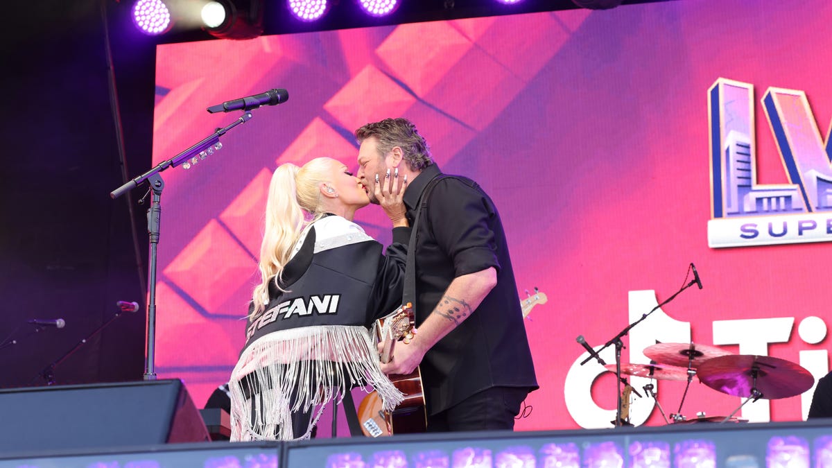 "Gwen Stefani Displays Blake Shelton's Lavish Valentine's Day Gift"